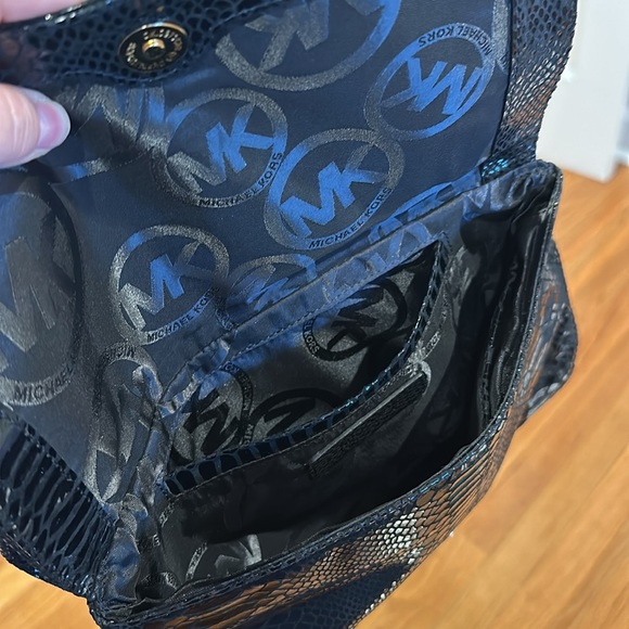 Michael Kors clutch 🖤 free shipping! - Picture 5 of 7